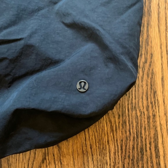 LULULEMON VERY RARE, HARD TO FIND BLACK “CROSS IT OFF” TOTE 20L GOOD AS NEW. - Picture 8 of 10